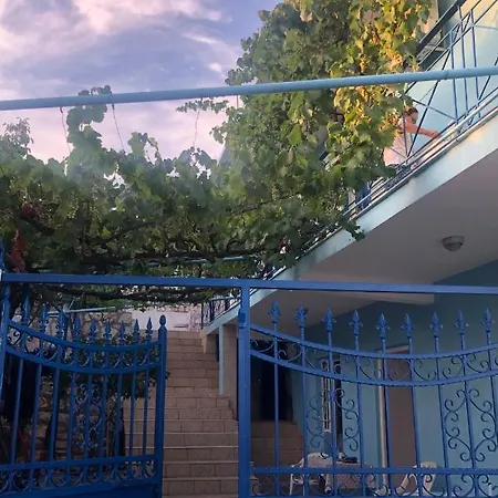 Daire Dina House